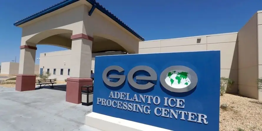 Demanda federal contra abusos contra migrantes en centro de detención en California incluye a salvadoreños