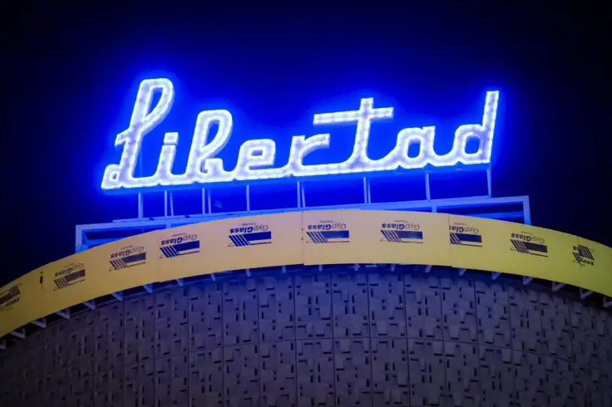Instalan rótulo del histórico cine Libertad en proceso de recuperación
