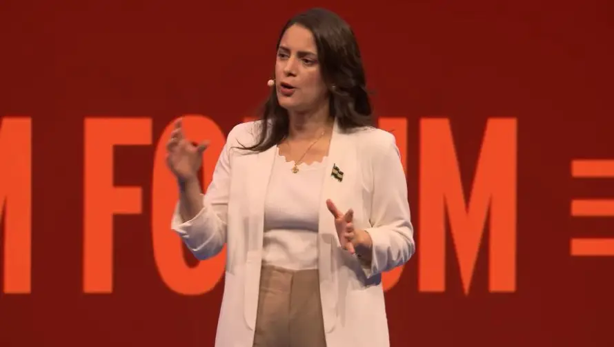 Claudia Ortiz dice “reducción de la violencia es real” pero se vive “bajo otro miedo” en El Salvador