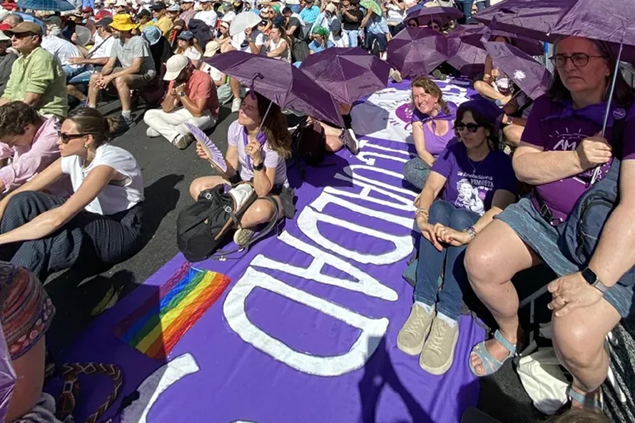 Colectivos de mujeres y personas LGTBI+ acuden a la misa del papa con sus reivindicaciones
