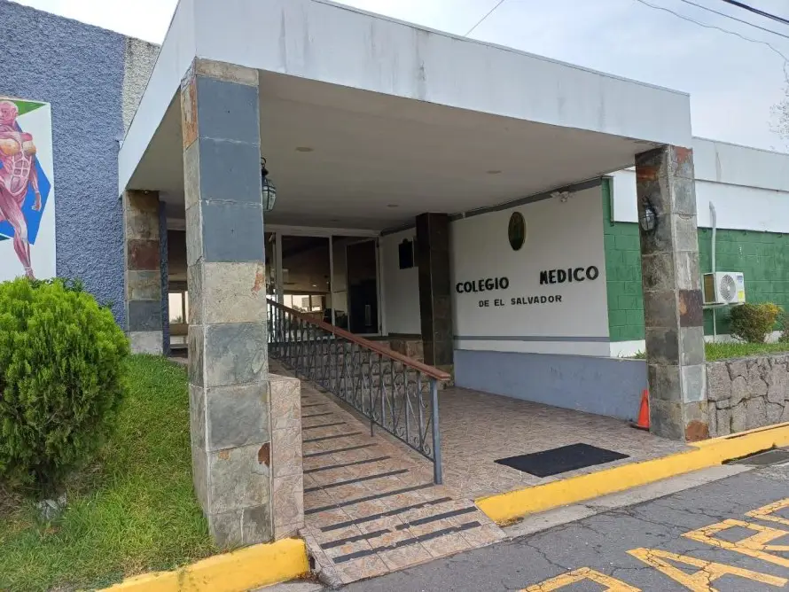 Desabastecimiento de medicamentos, sobrecarga laboral y vulneración de derechos preocupa al gremio médico en su día 
