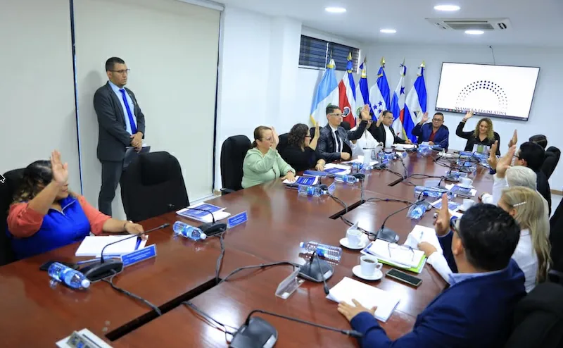 El Salvador y Guatemala acuerdan facilitar el empleo a familiares de sus diplomáticos