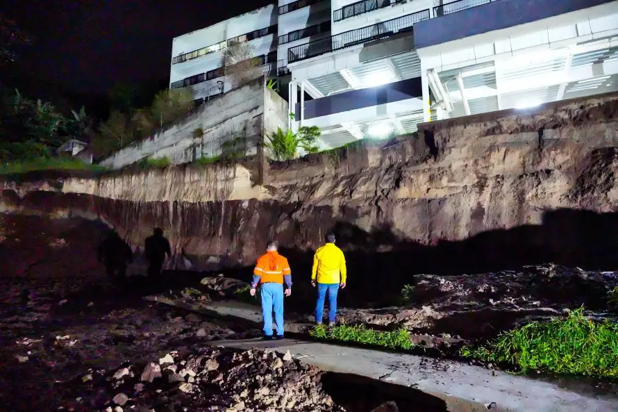 Evacúan cerca de 40 apartamentos en torre de la colonia Escalón tras colapso de muro