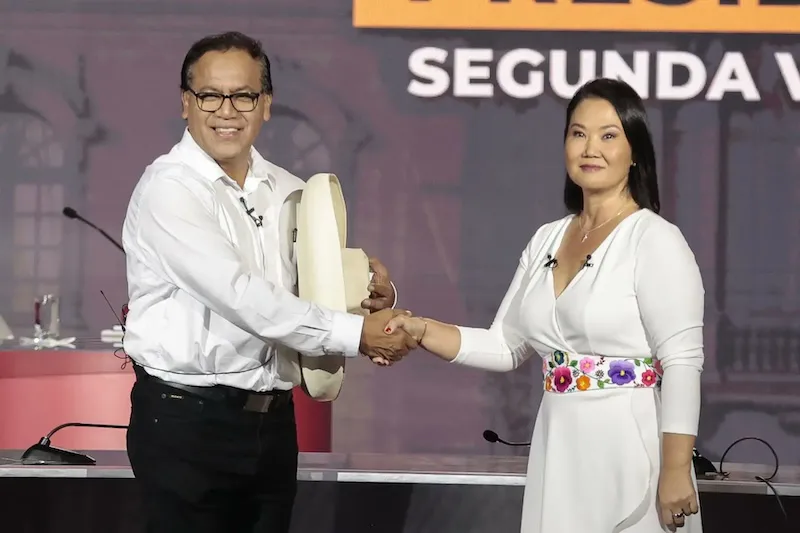 Fujimori y Sánchez chocan por el "caos" peruano en debate presidencial