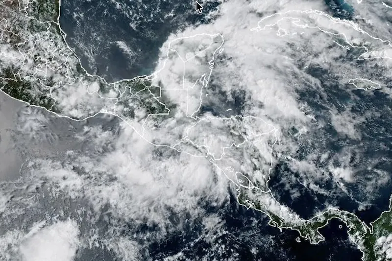 Depresión tropical Cristina se disipa al llegar al país pero mantiene amenaza de fuertes lluvias