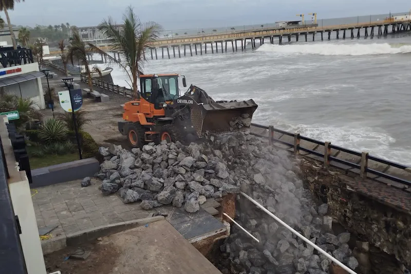 Tormenta Cristina causó daños en malecón de La Libertad y Mitur anuncia cierre de sitios turísticos