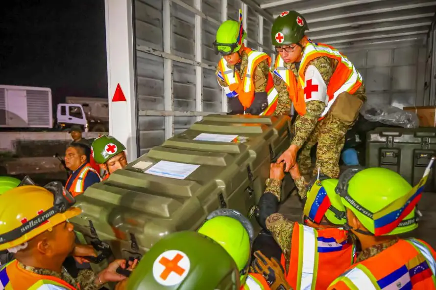 Bomberos, perros, drones, forenses: así ayuda la comunidad internacional a Venezuela