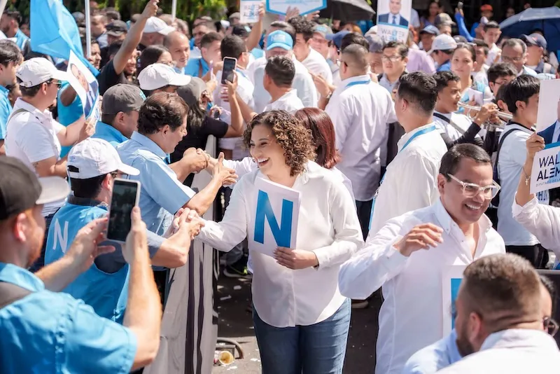La presidenta del ISTU, Eny Aguiñada inscribe su candidatura a alcaldesa de La Libertad Costa 