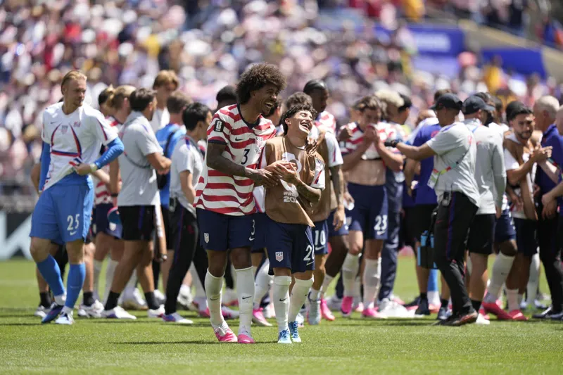 Estados Unidos vence a Australia y avanza a dieciseisavos