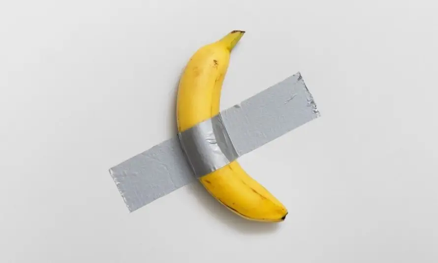 Roban la famosa obra de arte del plátano pegado en la pared, en Madrid
