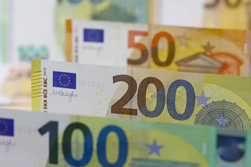 El euro mantiene la segunda posición como moneda internacional, aunque pierde peso por el empuje del yuan