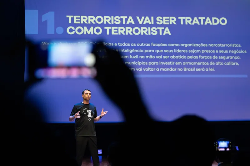 Flávio Bolsonaro propone cárceles al estilo Bukele en Brasil