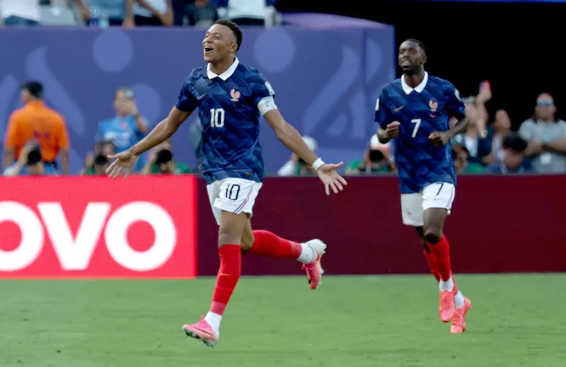 Francia goleó 3-0 a Suecia y enfrentará a Paraguay en octavos