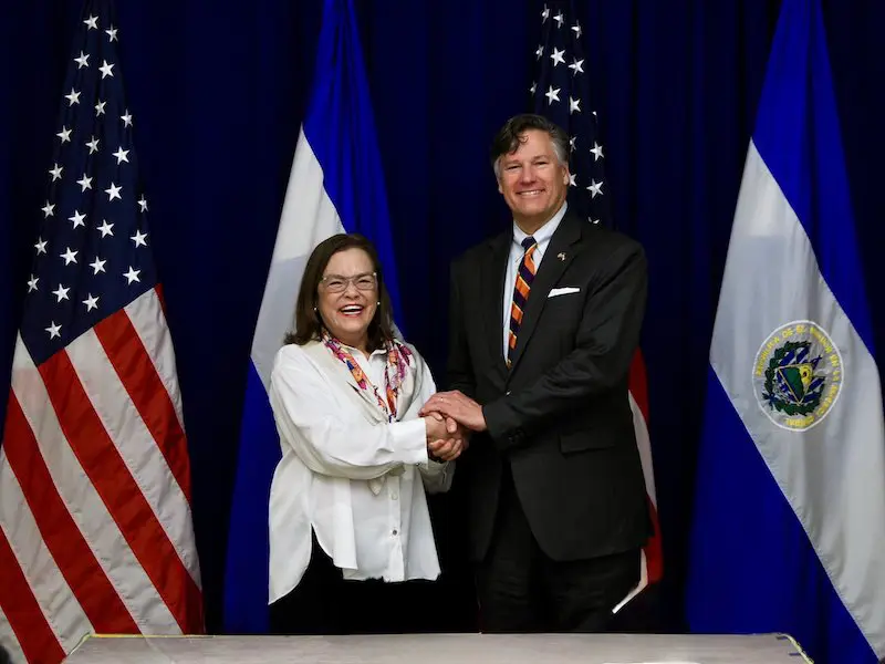 Subsecretario de EEUU y canciller salvadoreña conversan sobre migración, seguridad y comercio