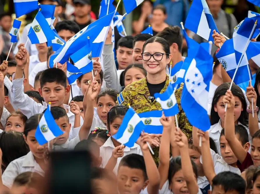 Ministerio de Educación entrega 680 paquetes escolares a estudiantes de la zona exbolsón de Perquín