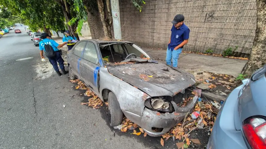 Comuna capitalina notifica retiro a dueños de carros abandonados en la calle Barrios