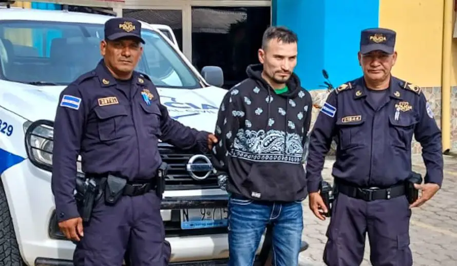 Detienen en el aeropuerto Monseñor Romero a hombre con orden judicial por homicidio agravado