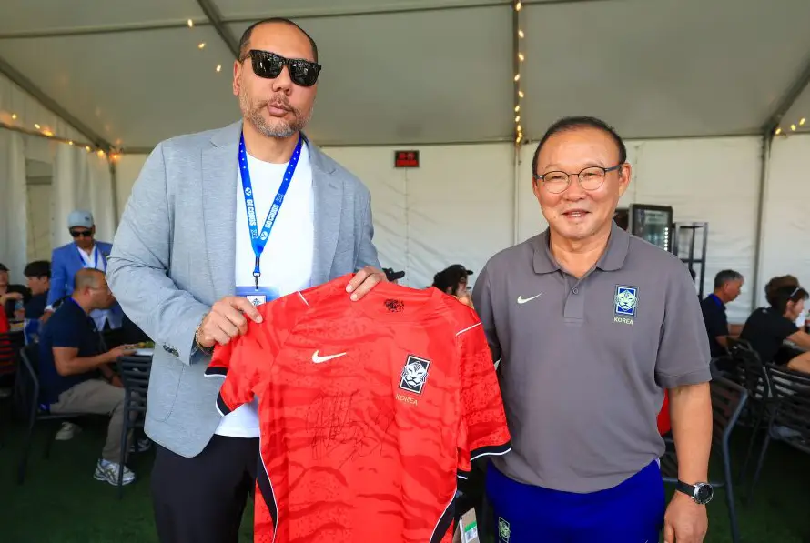 Vicepresidente de la Asociación Coreana de Fútbol entrega camiseta de su selección a Yamil Bukele