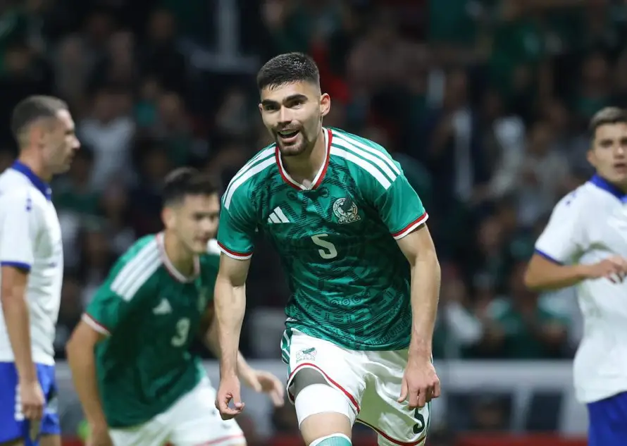 El defensor mexicano Johan Vásquez destaca la ayuda de Rafa Márquez en selección para mejor el trato de balón