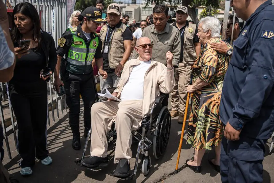 El expresidente Kuczynski vota a sus 87 años y en silla de ruedas en elección de Perú