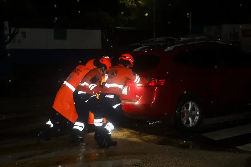 Rescatan a ocupantes de un vehículo atrapado por inundaciones en Ilopango