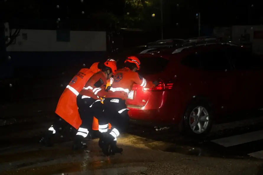 Rescatan a ocupantes de un vehículo atrapado por inundaciones en Ilopango