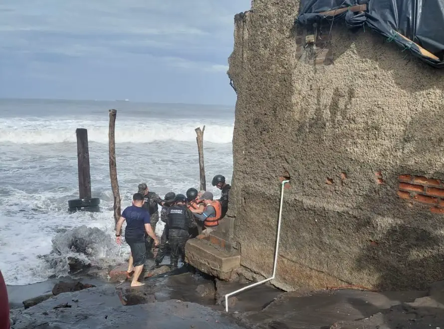 Rescatan a una mujer de 80 años por fuerte oleaje en Las Atarrayas, Acajutla