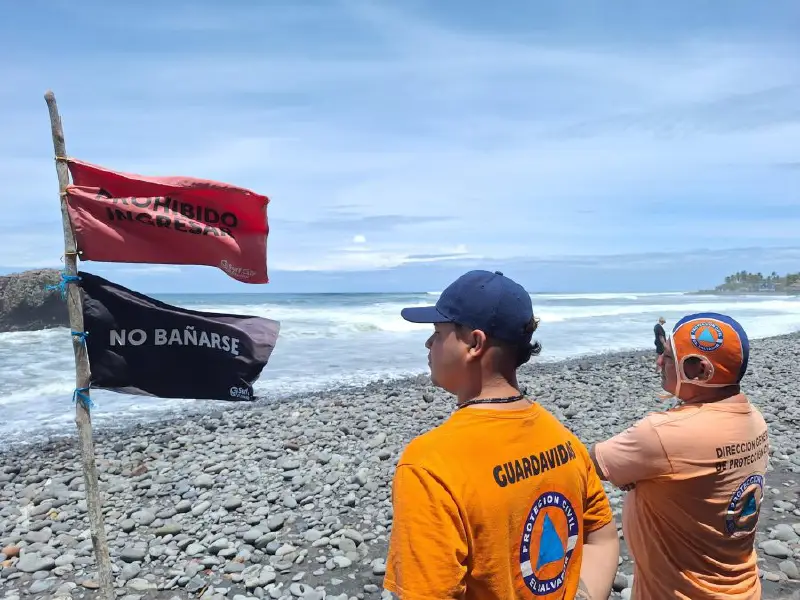Cierran playas y mantienen monitoreo por alto oleaje