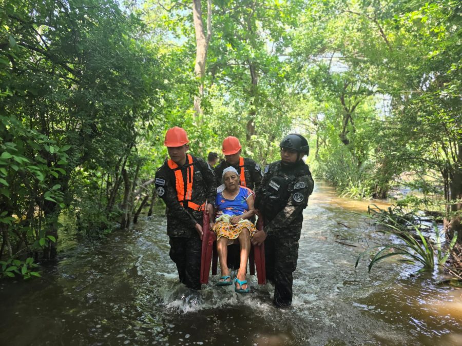 Activan primer albergue en La Libertad con 58 personas evacuadas ante el avance de Cristina