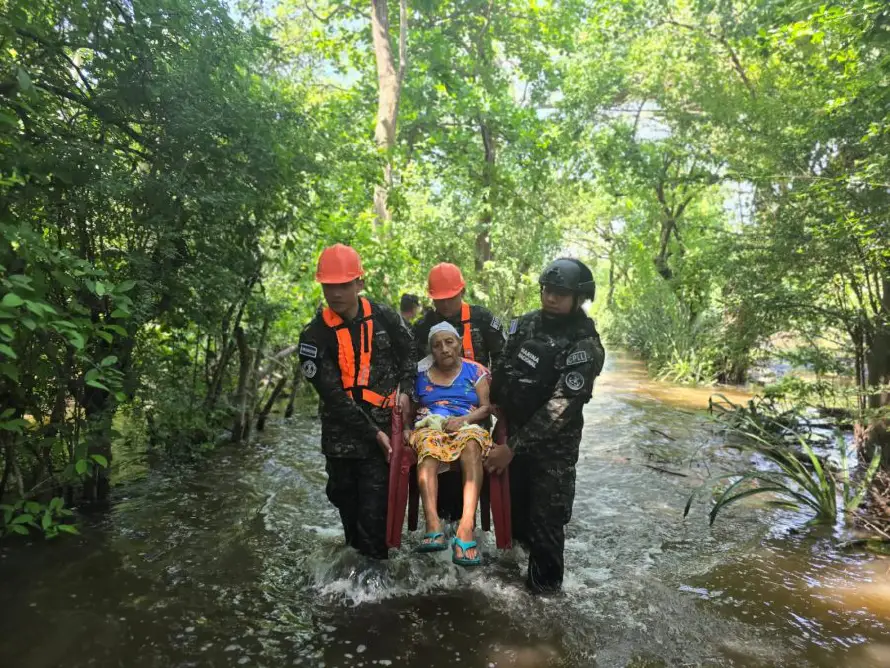 Activan primer albergue en La Libertad con 58 personas evacuadas ante el avance de Cristina