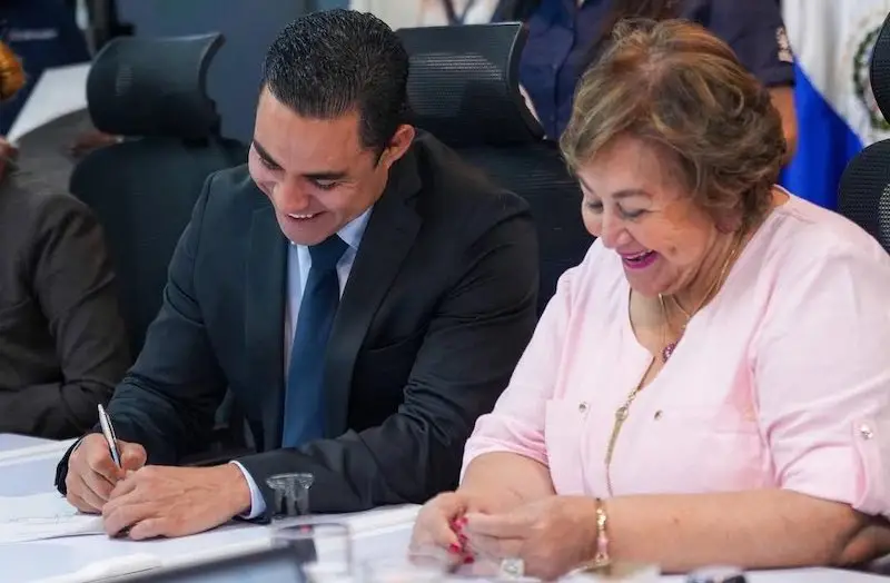 Milagro Navas y Henry Flores firman límites catastrales de La Libertad Este y Sur