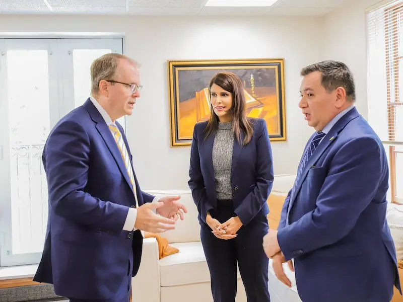Organización ofrecerá becas universitarias completas para salvadoreños