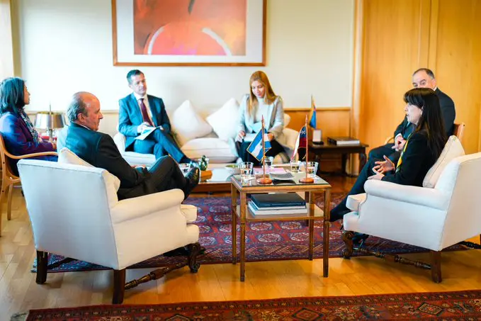 Viceministra salvadoreña conversa sobre temas políticos, económicos y de cooperación con subsecretario de Chile