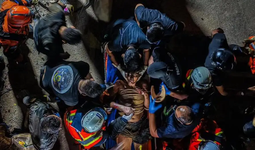 Bukele publica que equipos de El Salvador rescataron a venezolana tras horas bajo escombros de edificio