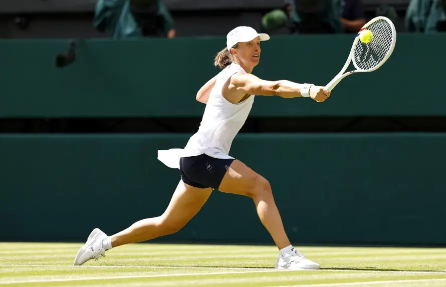 Iga Swiatek cumple, aunque cede un set en su estreno en Wimbledon ante Taylor Townsend