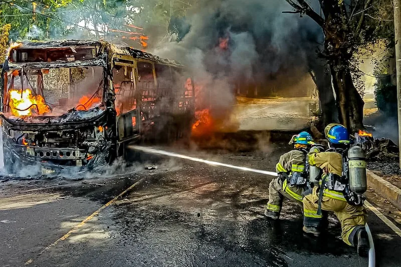 Bomberos sofocan incendio en autobús de colonia Escalón