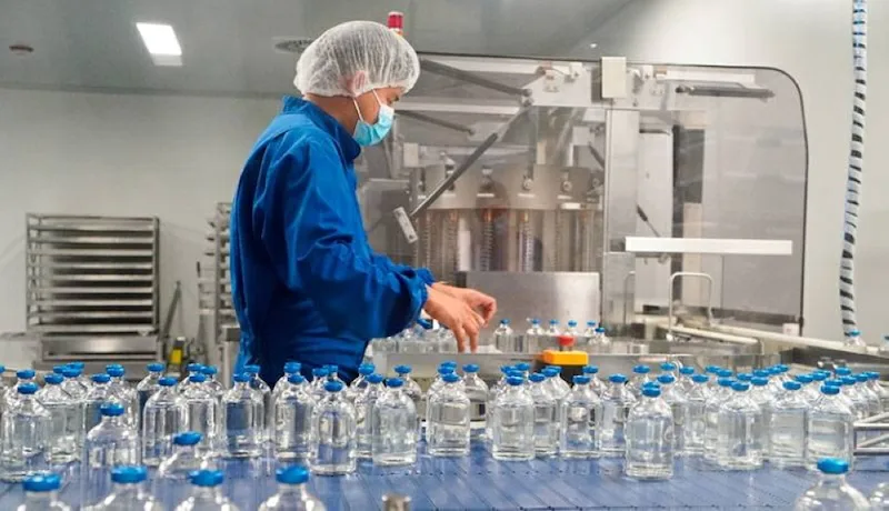 El salario promedio de la industria farmacéutica salvadoreña superó los $1,000 en 2025