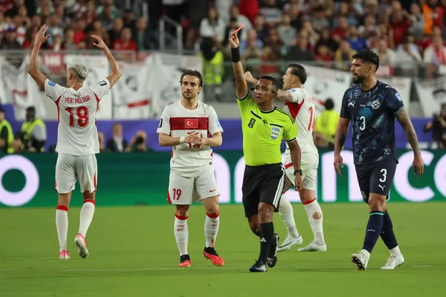 Árbitro salvadoreño Iván Barton pitará su segundo encuentro del Mundial: Japón-Suecia