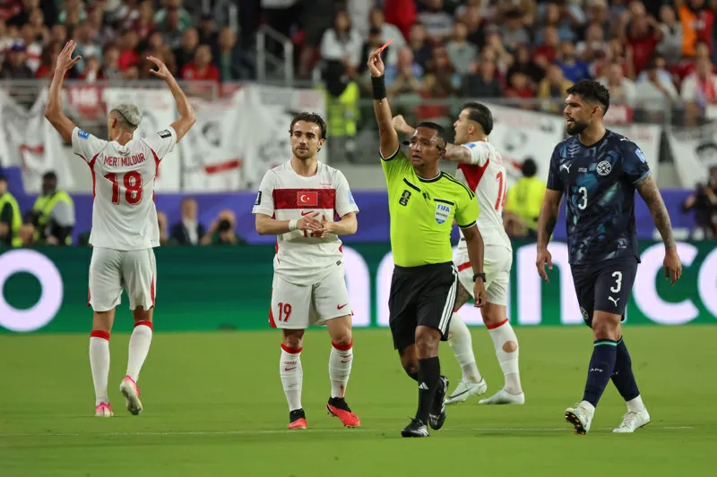 FIFA le revoca acreditación a periodista paraguayo que ofendió a árbitro salvadoreño Iván Barton