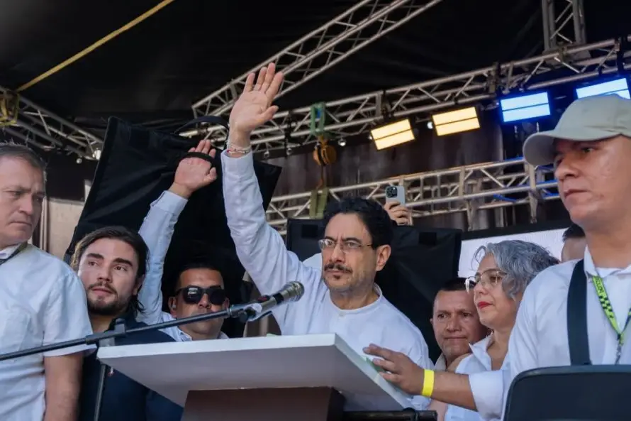 Cepeda pide a De la Espriella renunciar a ciudadanía EEUU para asumir la Presidencia