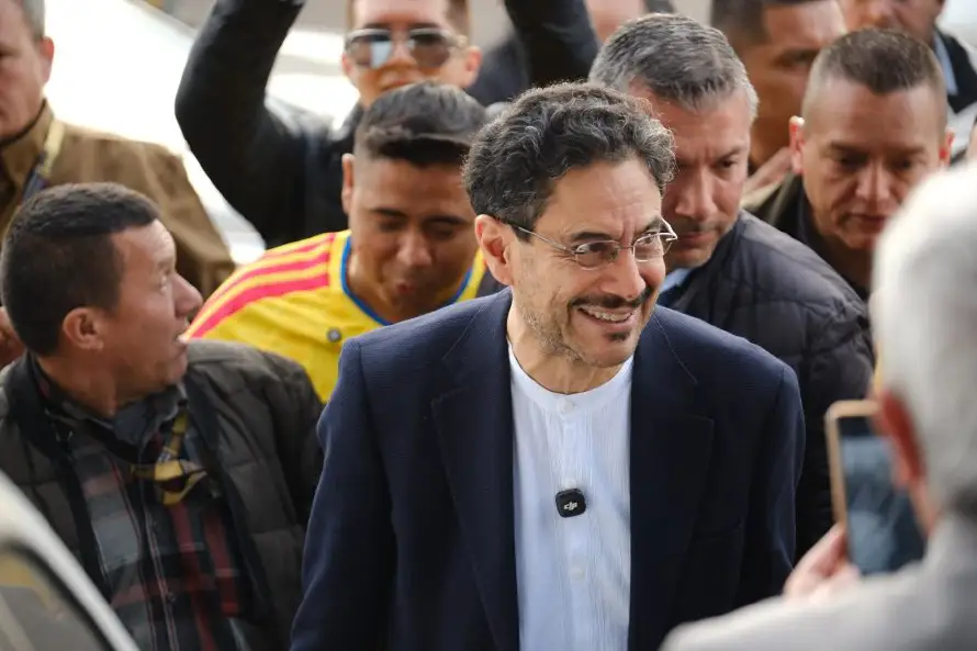 Cepeda acusa a De la Espriella de participar en robo de recursos del sistema de salud