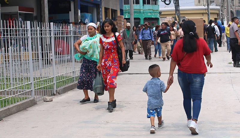 Nueve de cada diez personas que realizan labores de cuidado en El Salvador son mujeres, revela estudio