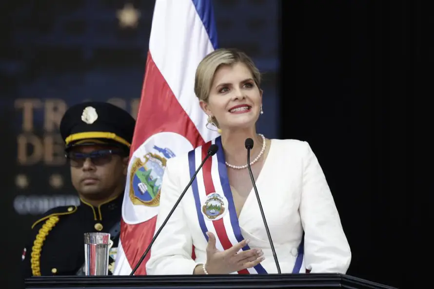 Evacuan a la presidenta de Costa Rica de una gira de campo tras escucharse una explosión