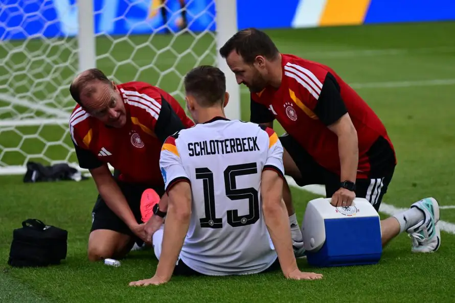 El alemán Nico Schlotterbeck se pierde el resto del Mundial por lesión de tobillo