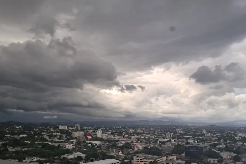Onda tropical provocará tormentas fuertes y posible caída de granizo este martes