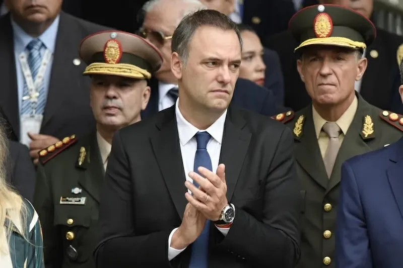 El jefe de Gabinete de Milei renuncia tras meses de escándalos de corrupción