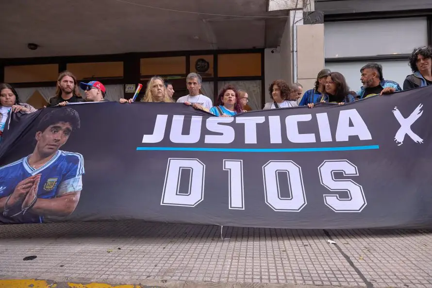 Médico acusado por muerte de Maradona afirma que le impidieron revisarlo