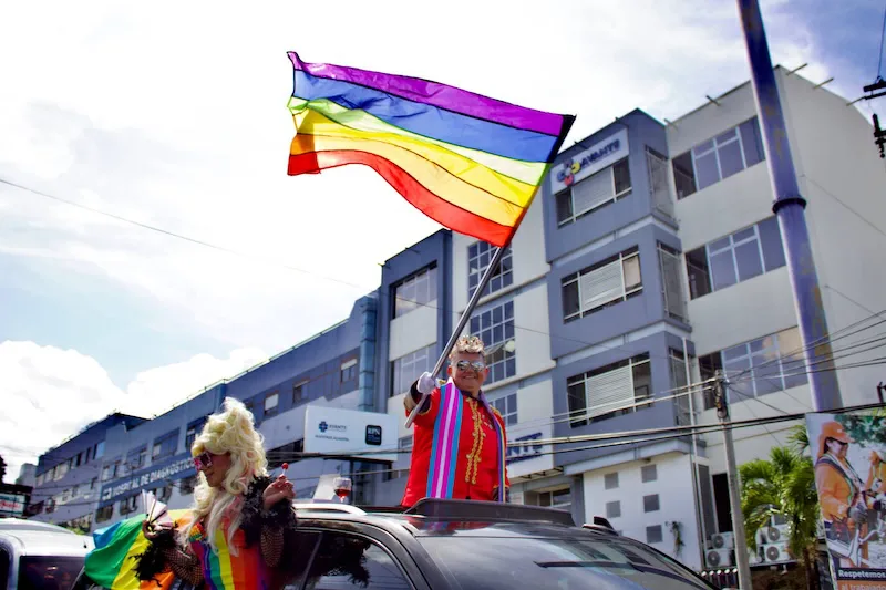 Cientos acompañan Marcha del Orgullo Gay y reclaman derechos de esa comunidad en San Salvador