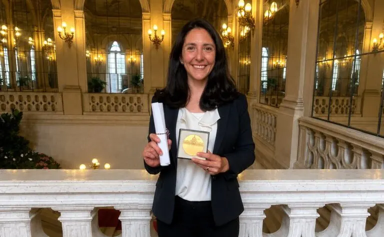 Ciclista salvadoreña Mariana Salazar Palomo recibe medalla del Senado de Francia