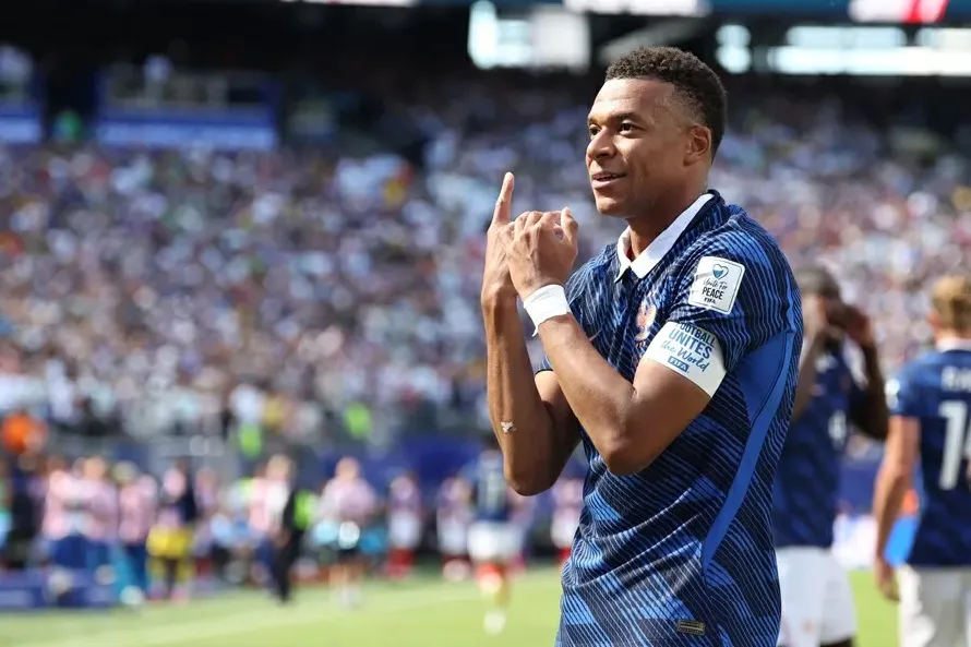 Francia busca sellar boleto y Mbappé va por récord